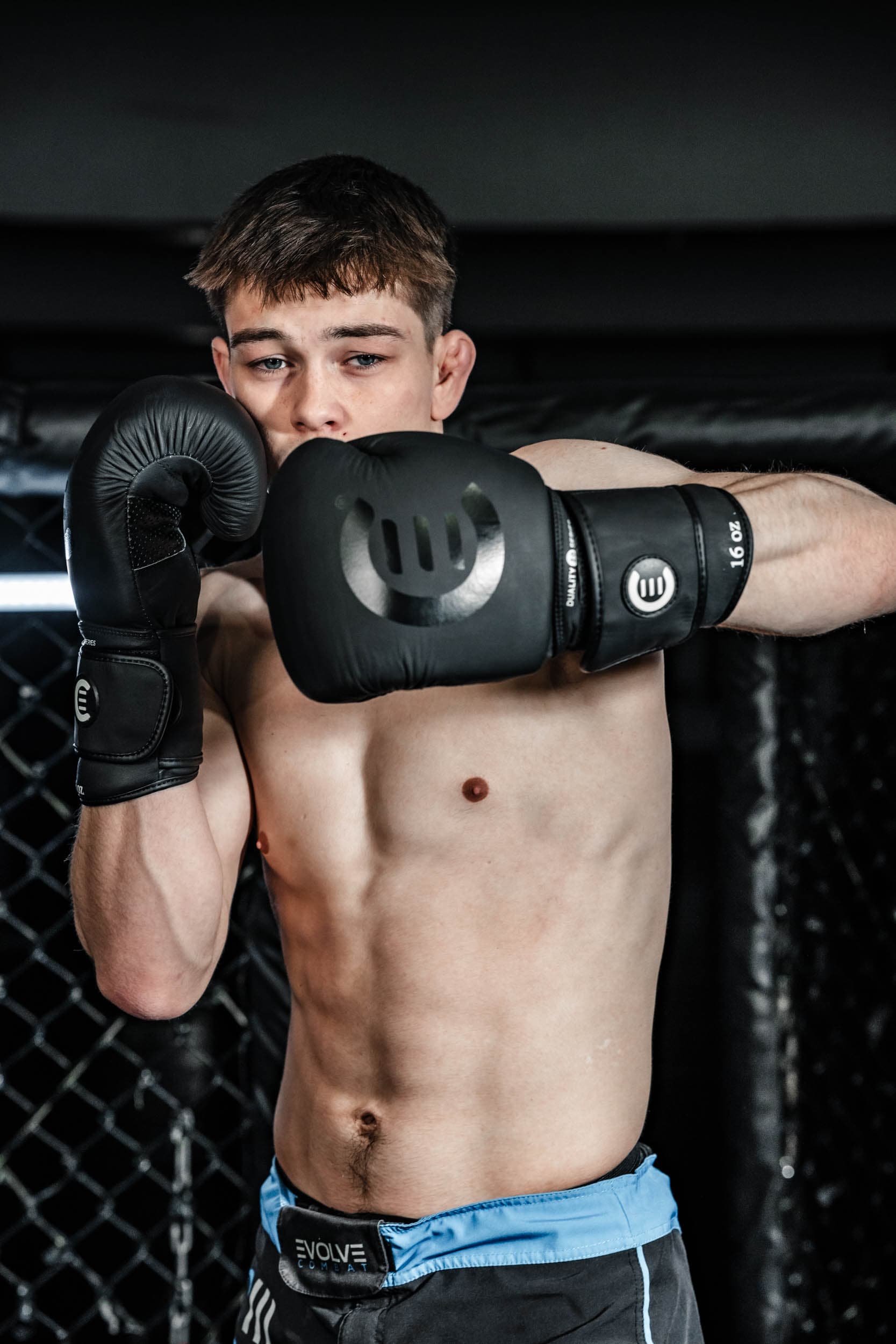 Produktfoto for Evolve Combat — utøver med boksehansker i treningslokale