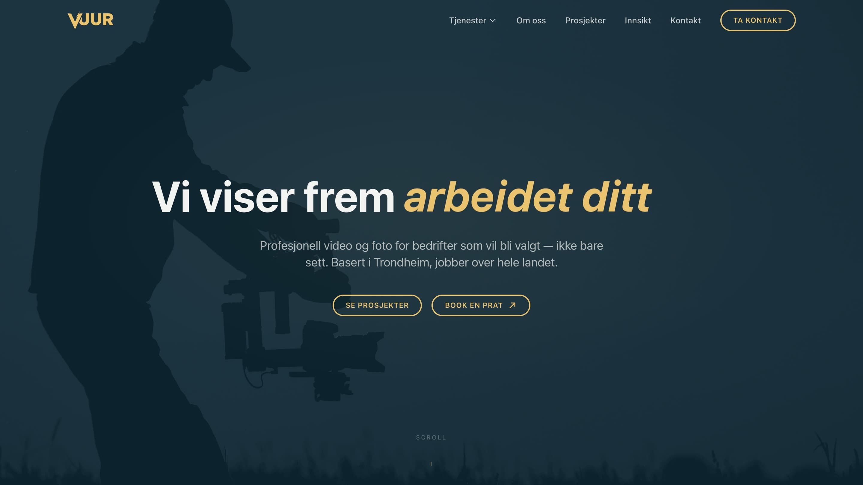 Forsiden til vuur.no på desktop, med mørk hero, logo, meny og overskriften «Vi viser frem arbeidet ditt»