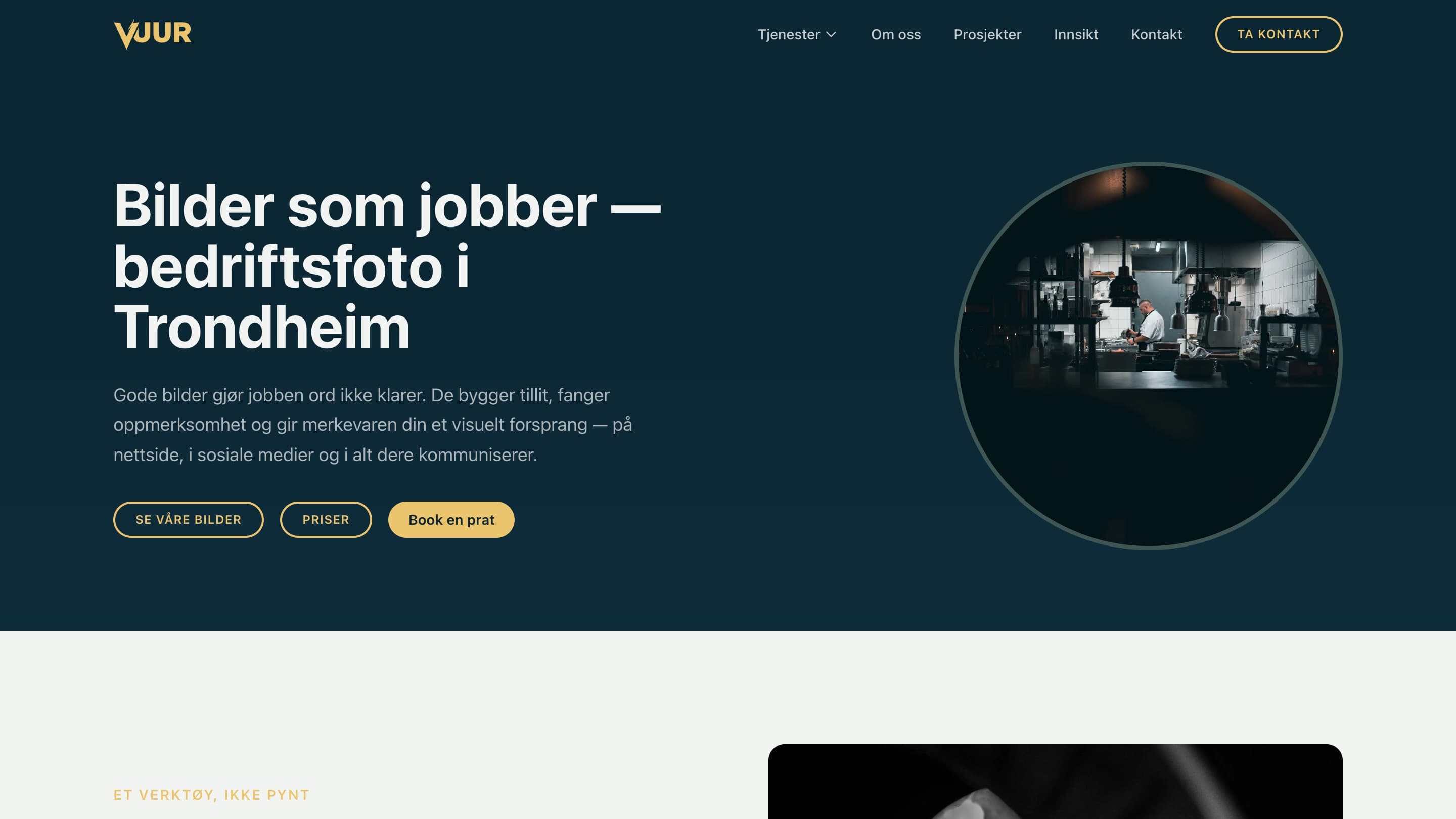 Tjenestesiden for foto på vuur.no, med overskrift, ingress, tre knapper og et rundt bilde fra en produksjon